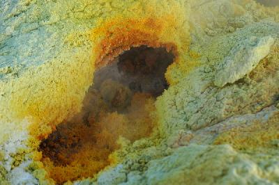 Formation de cristaux de soufre à Vulcano