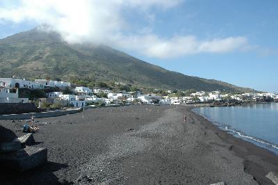 Jolie plage de sable noir à Stromboli