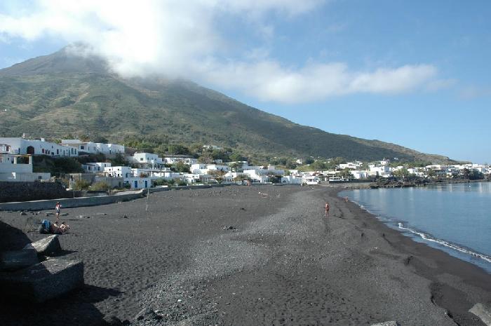 Plage de sable noir  Stromboli