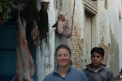Scène de rue à Kairouan avec touriste