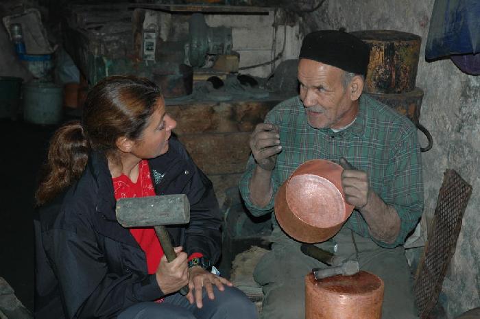 Chaudronnier au souk de Tripoli