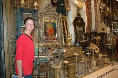 Christine devant un magasin d'ameublement typique syrien