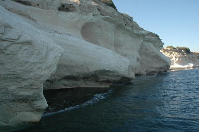 Roches blanches et sable noir