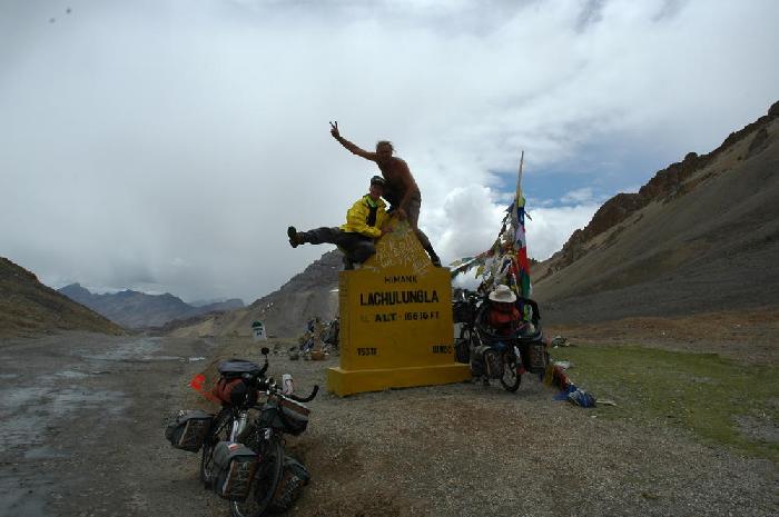 Arrive au col Lachalung La  5'065 m d'altitude