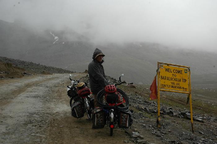 Arrive au col Baralacha  4'980 m d'altitude