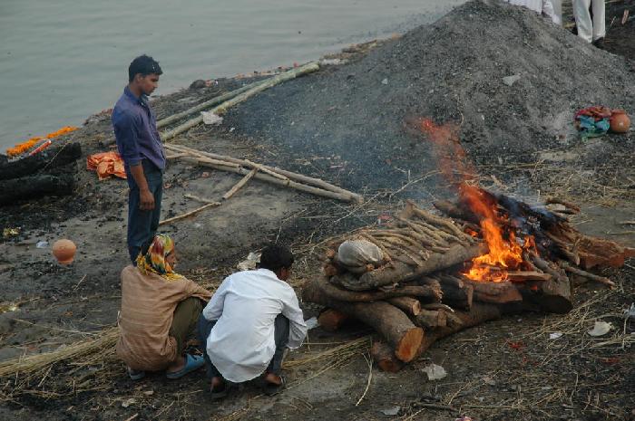 Les crmations  Varanasi