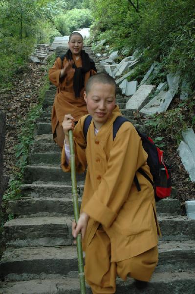 Nonnes en rando  Emei Shan