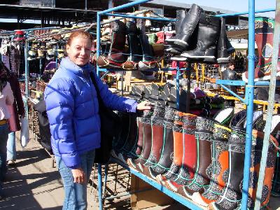 Un étalage de bottes traditionnelles au Black Market