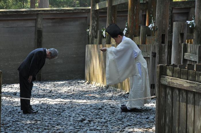Moine au sanctuaire Ise Jingu