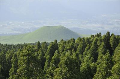 Un petit volcan dans le cratère du grand