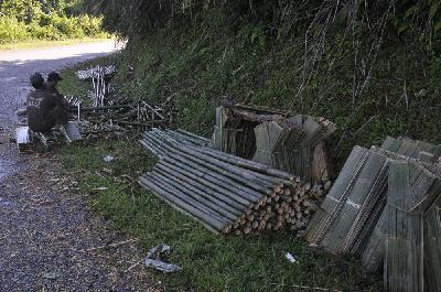 Et on prépare ses matériaux en bord de route